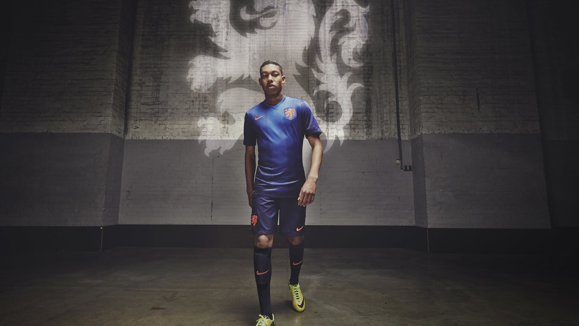 星空体育下载-_深夜网球秀：光影交错中的精彩对决_，有没有夜光网球